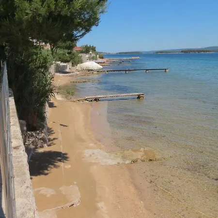 Апартаменты Seaside Brist Ткон